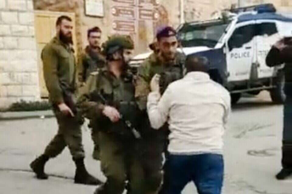 תיעוד תקיפת פעילים בחברון על ידי חייל (ארכיון) , עיסא אמרו, מתוך טוויטר