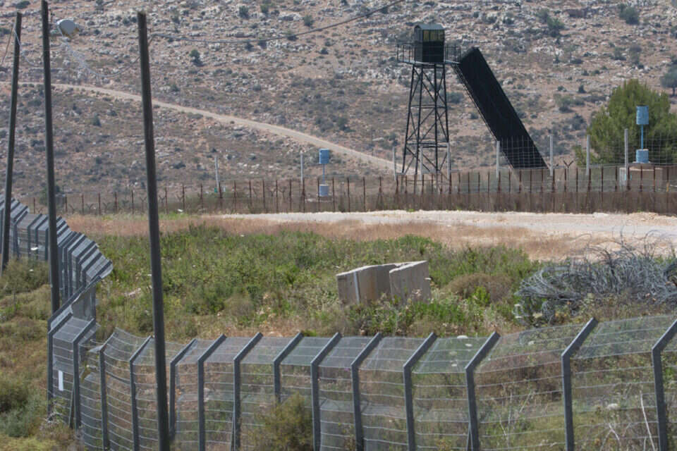 אחד המגדלים מעבר לגבול  //  צילום: אייל מרגולין/ג'יני // אחד המגדלים מעבר לגבול , 