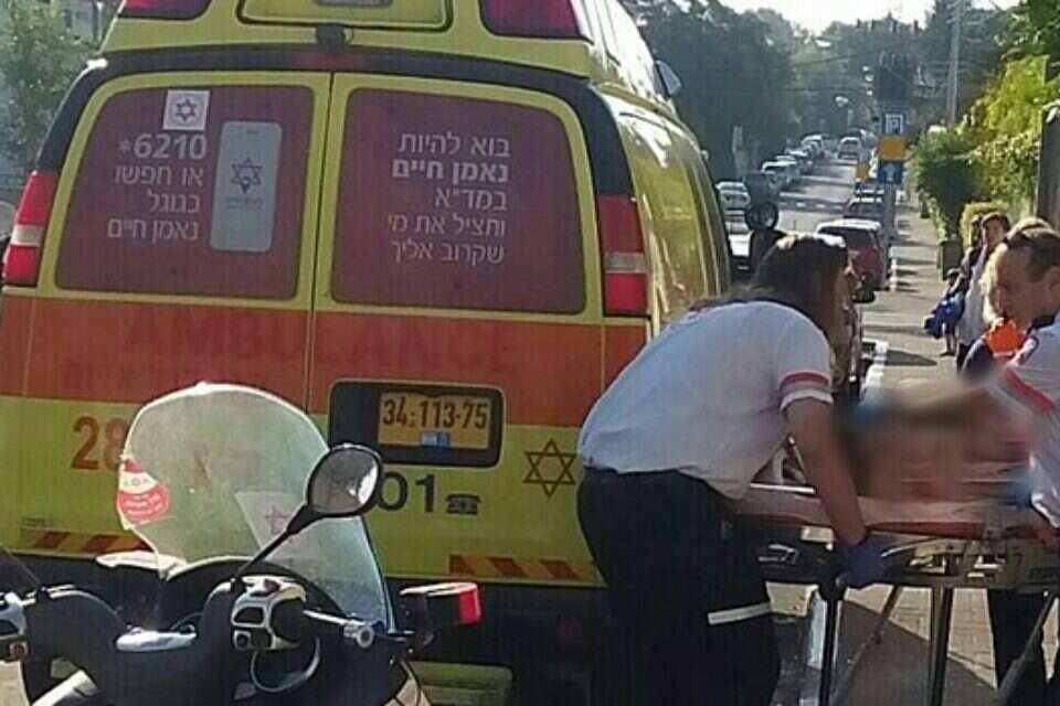 ילד נפל מקומה שנייה ונפצע קשה // צילום: מד"א // ילד נפל מקומה שנייה ונפצע קשה // צילום: מד"א ,