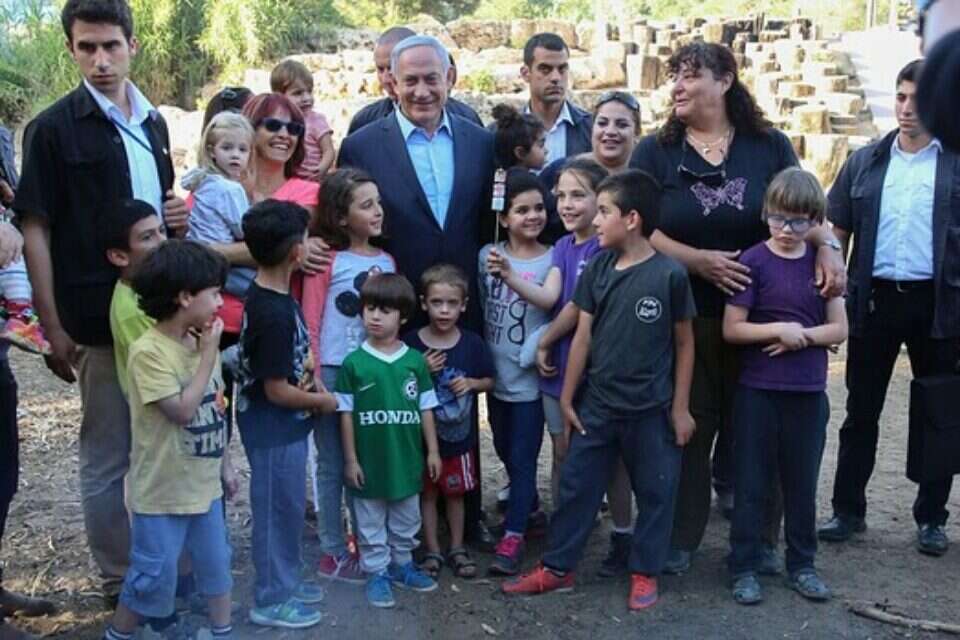 הדליקו עם רה"מ. נתניהו הפתיע אתמול את מדליקי המדורות בשכונת קריית יובל בירושלים // הדליקו עם רה"מ. נתניהו הפתיע אתמול את מדליקי המדורות בשכונת קריית יובל בירושלים , 