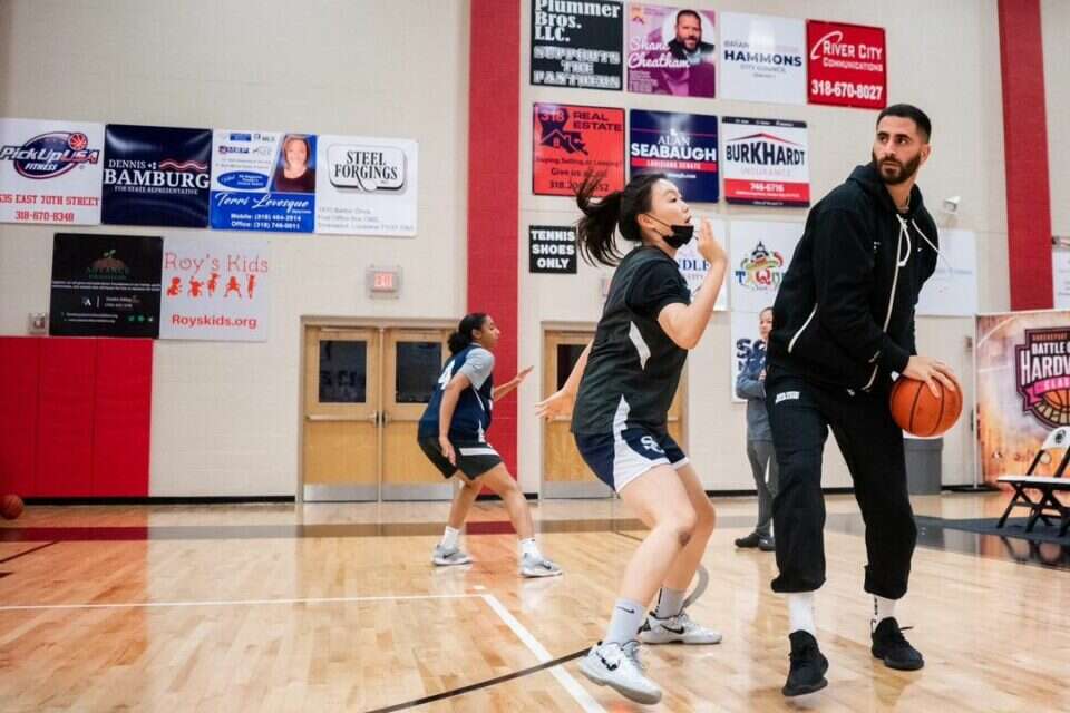 הישראלי שמאמן את הילדים של לברון וחולם להגיע ל־NBA ישראל היום