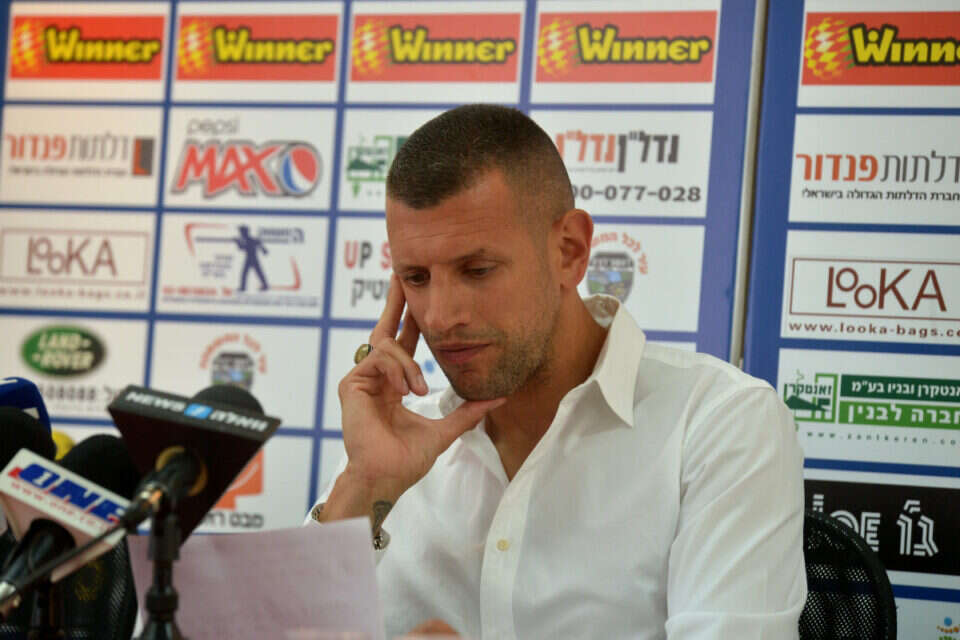 עידן מימון בהודעת הפרישה // צילום: יוסי זליגר // עידן מימון בהודעת הפרישה ,