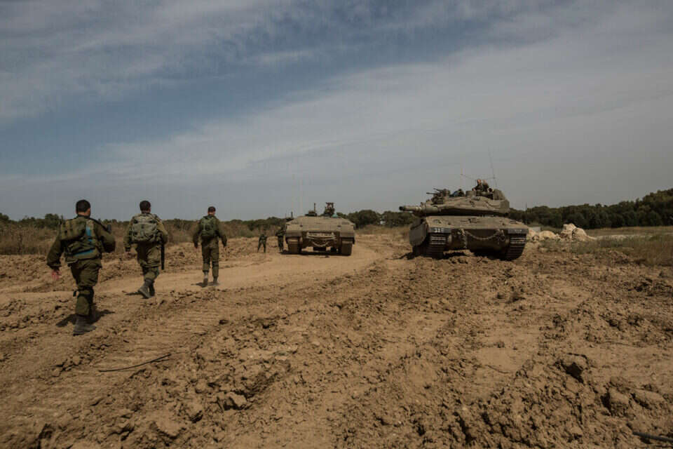 כוחות שריון וגולני בכוננות ליד הרצועה, אתמול // כוחות שריון וגולני בכוננות ליד הרצועה, אתמול ,
