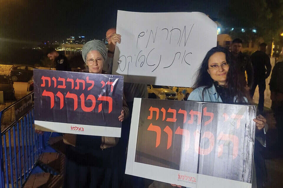 מפגינים נגד הקרנת פארחה , בצלמו