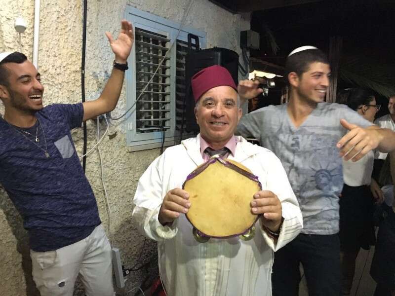 הפייטן  מוטי גבאי עושה שמח במימונה במושב אדרת בעמק האלה 