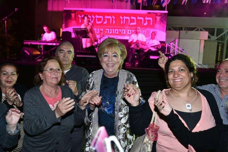 ראש עיריית נתניה חוגגת את המימונה // צילום:  רן אליהו