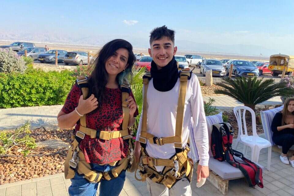 המחנכת מורן כהן-חוג'ה ותלמידה איתן יוסף מיימוני , ללא קרדיט
