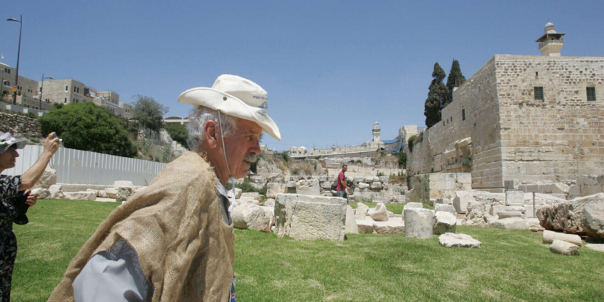 גרשון סלומון כפי שצולם בט' באב תשס"ט, לבוש בשק יוטה כאות אבל, יורד לאזור גן דוידסון (דהיום) לאחר שלא הורשה לעלות להר