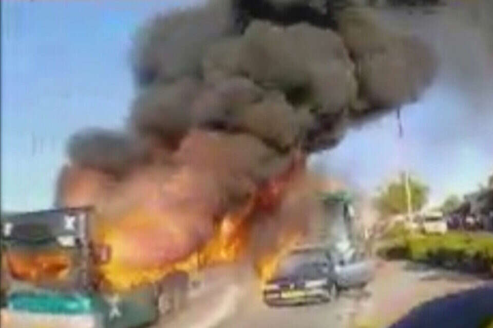 האוטובוס הבוער כפי שצולם במצלמות על קסדות הכבאים  //  צילום: כבאות והצלה מחוז ירושלים // האוטובוס הבוער כפי שצולם במצלמות על קסדות הכבאים , 