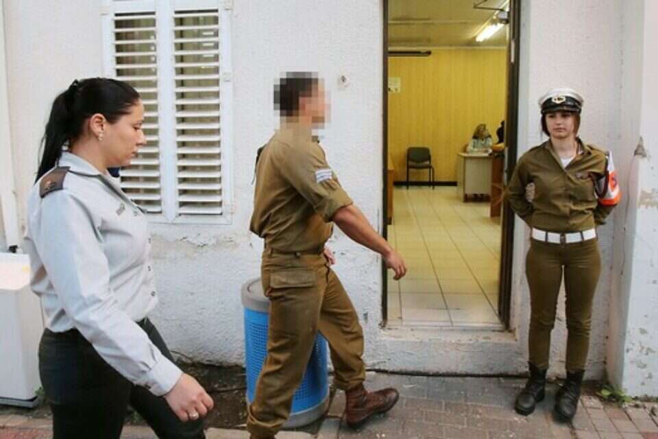 החייל היורה בדרכו לדיון בבית הדין הצבאי // החייל היורה בדרכו לדיון בבית הדין הצבאי ,