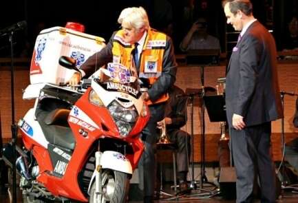 Jay Leno donates 'ambucycle,' raises $50,000 for United Hatzalah