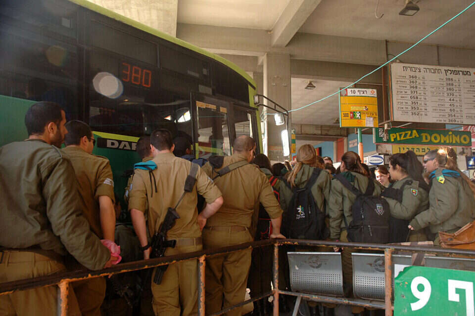 חיילים באוטובוס , דודו גרינשפן