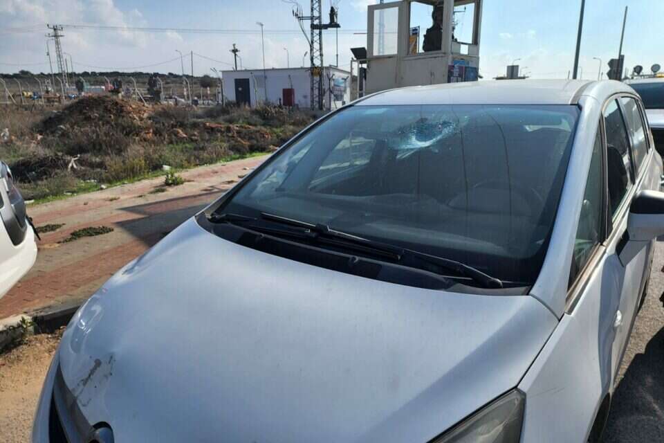 הנזק שנגרם מידוי האבנים לרכבה של הצעירה בכביש 505 , דוברות מד"א