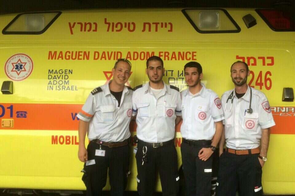 רועי פאר (משמאל) וצוות מד"א שסייע בתהליך הלידה // צילום: דוברות מד"א כרמל // רועי פאר (משמאל) וצוות מד"א שסייע בתהליך הלידה // צילום: דוברות מד"א כרמל ,