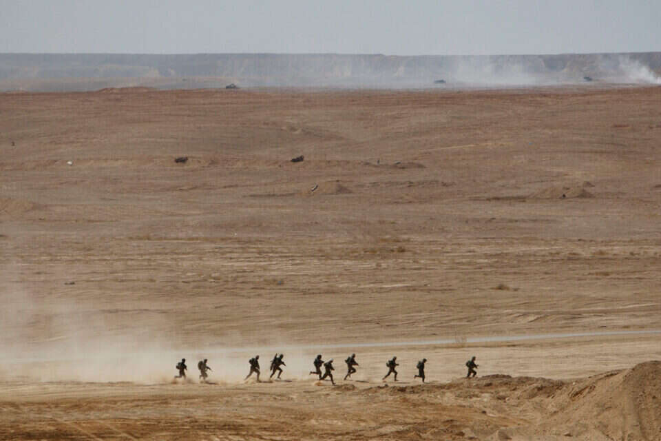 חיילי צה"ל מתאמנים ליד אילת // צילום: רויטרס // חיילי צה"ל מתאמנים ליד אילת // צילום: רויטרס , 