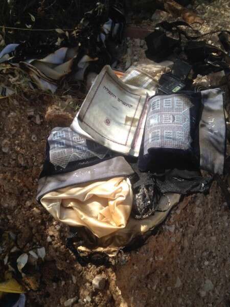 קונטרסים חרוכים שנמצאו במשאית של חב"ד // צילום: הרב דוד נחשון 