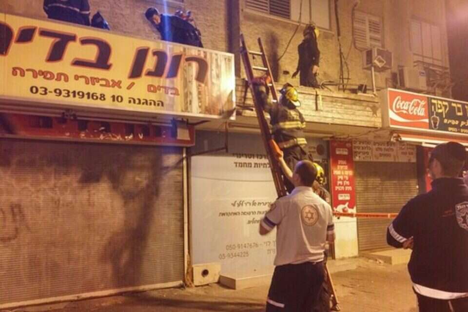 כוחות ההצלה בפתח תקווה מחלצים את הפעוטה // צילום: איחוד הצלה // כוחות ההצלה בפתח תקווה מחלצים את הפעוטה // צילום: איחוד הצלה , 
