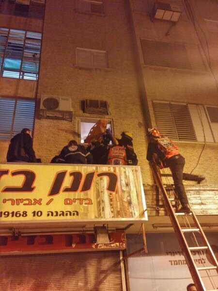 כוחות ההצלה בפתח תקווה מחלצים את הפעוטה // צילום: איחוד הצלה