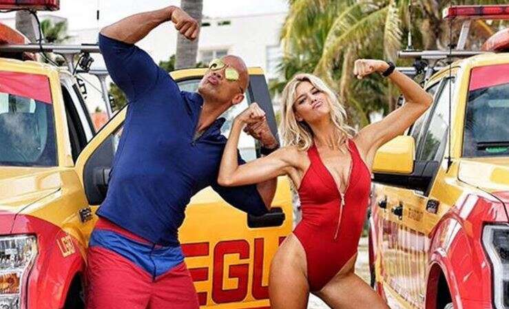 קלי רוכבך ו"דה רוק" על סט "משמר המפרץ" // צילום: טוויטר