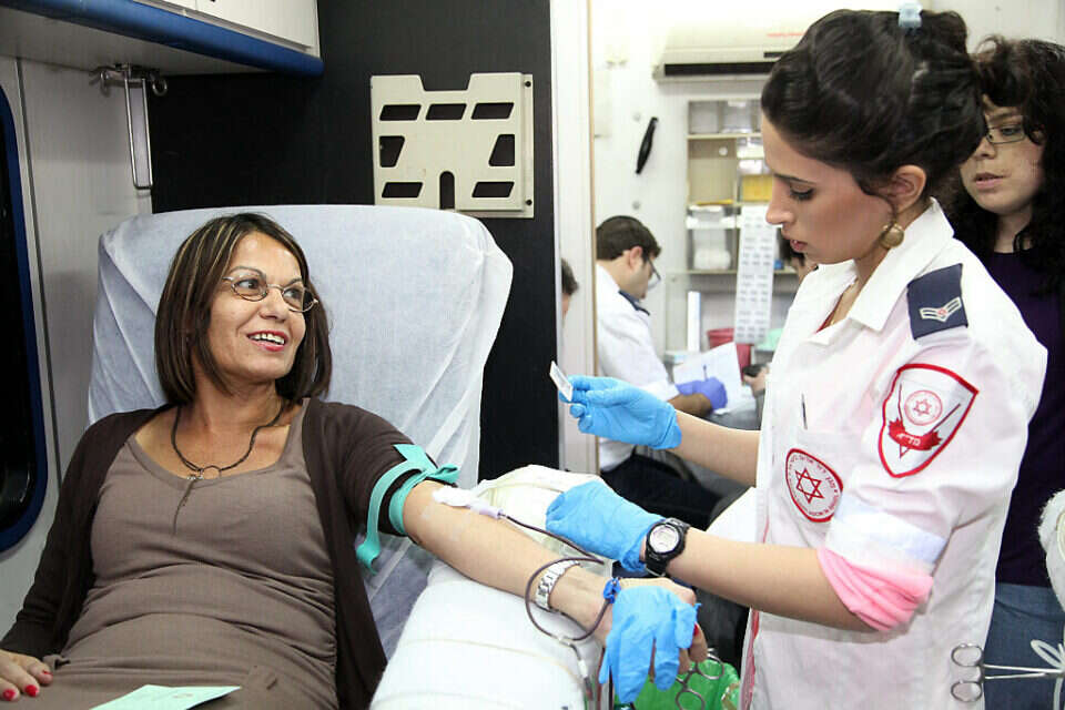 בעזרת מעשים טובים נאיר את העולם. אישה תורמת דם , גדעון מרקוביץ'