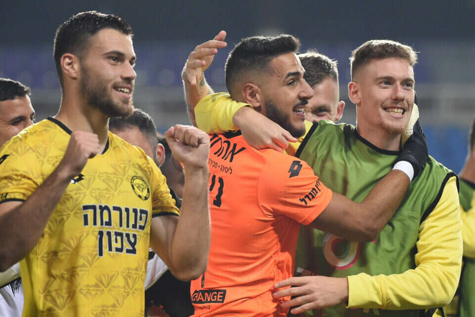 שחקני נתניה חוגגים עם ניצן, אתמול , ברני ארדוב