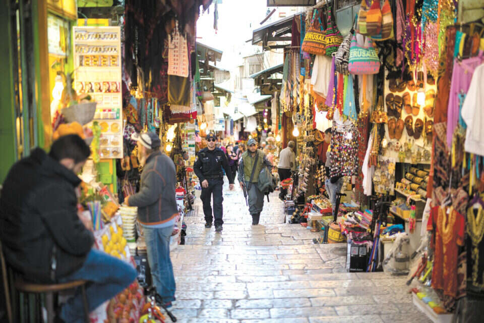 סמטאות של דמעות וזהב: המסע המופלא אל סודות הסליחות בין אבני ירושלים. שוק העיר העתיקה בירושלים (אילוסטרציה) , דודי ועקנין