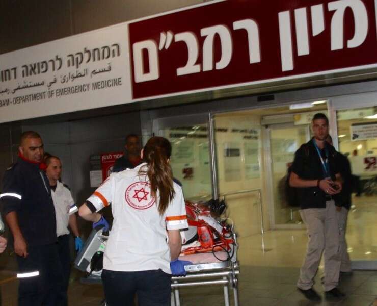 פצועים מובלים לביה"ח רמב"ם // צילום: הרצי שפירא