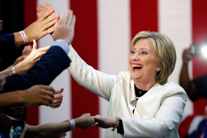 קלינטון חוגגת. יש לה כבר 1,052 צירים // צילום: אי.פי