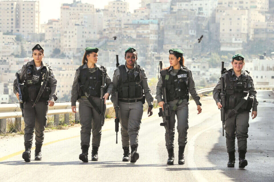 צילום: זיו קורן // מימין: דריה קצ'לקין, נעמי סרור, נטלי דמסה, סהר אלזייד  ואלמוג חי. "מרגישות כאילו רצחו את אחותנו הקטנה" , 