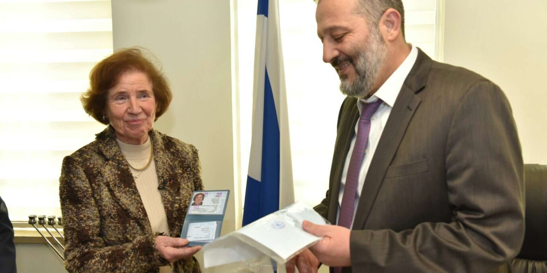 ביאטה קלרספלד מקבלת את האזרחות משר הפנים // צילום: שלומי אמסלם // ביאטה קלרספלד מקבלת את האזרחות משר הפנים , 