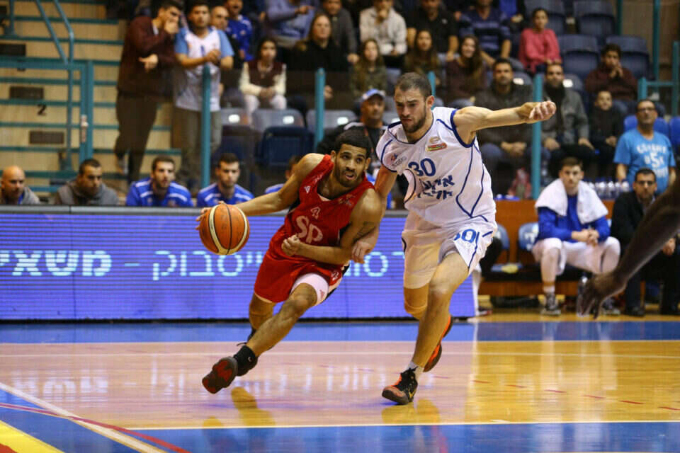 טרה סימונס. עוד הפסד לא צפוי להפועל ת"א צילום: לירון מולדובן // טרה סימונס. עוד הפסד לא צפוי להפועל ת"א ,