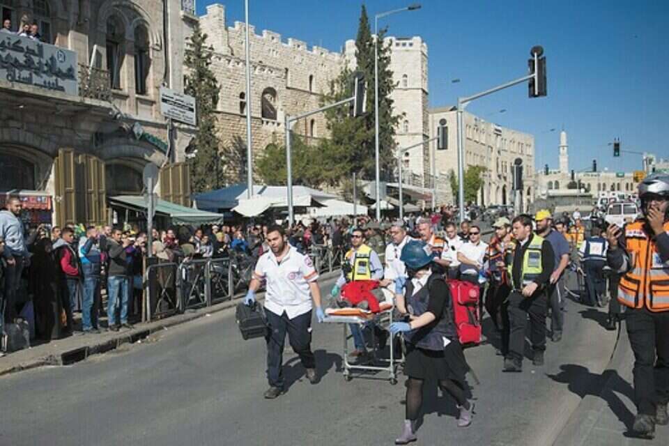 פינוי פצועה מזירת הפיגוע בשער שכם, השבוע // צילום: פלאש 90 // פינוי פצועה מזירת הפיגוע בשער שכם, השבוע  , 