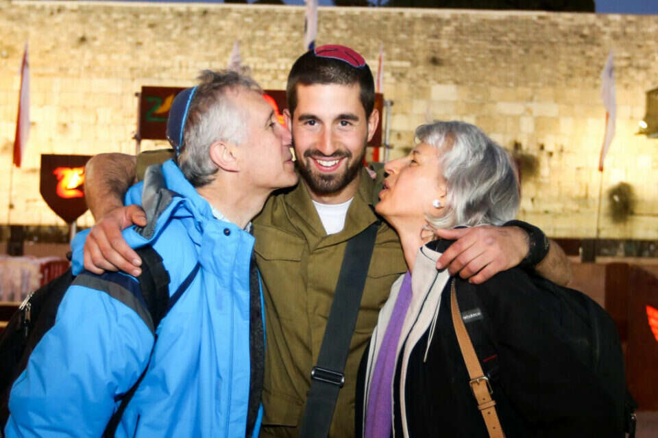 טוך עם הוריו בכותל // צילום: אורן בן חקון // טוך עם הוריו בכותל ,