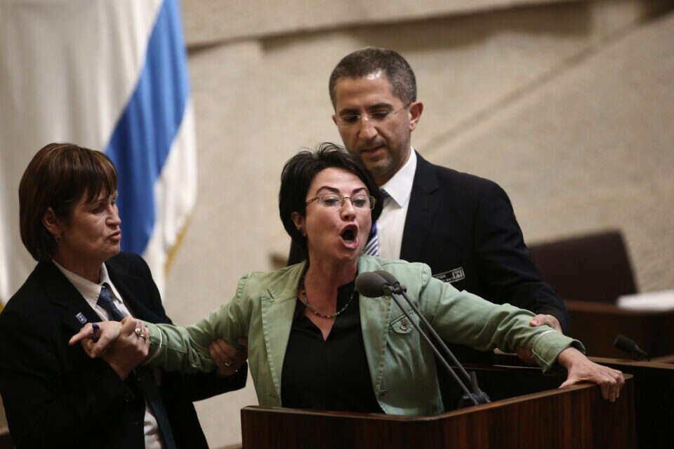 זועבי מורחקת מדוכן הנואמים, שלשום // צילום: נעם ריבקין פנטון // זועבי מורחקת מדוכן הנואמים, שלשום ,