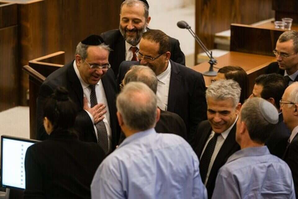 ח"כים מברכים עמית טרי: יגאל גואטה מש"ס (משמאל)  //  צילום: דודי ועקנין // ח"כים מברכים עמית טרי: יגאל גואטה מש"ס (משמאל) , 