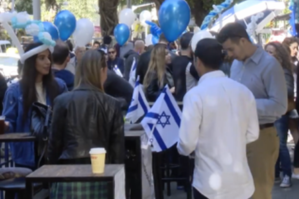 שותים לחיים בפאב הסימטא // צילום: מתוך הסרטון // שותים לחיים בפאב הסימטא ,