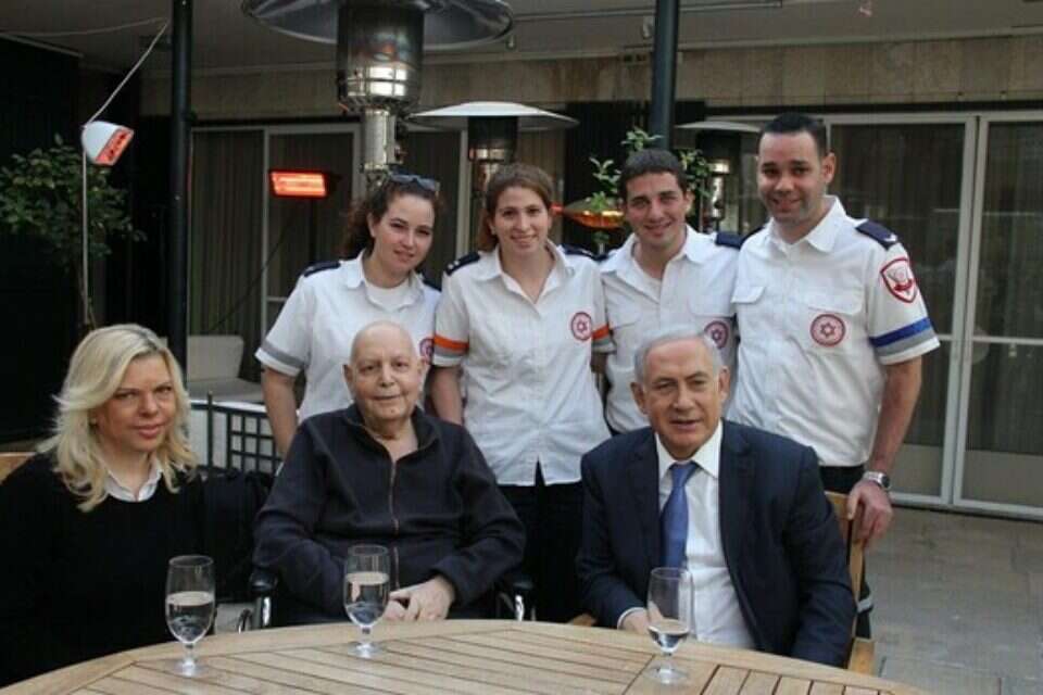 "סיפור חייך שזור בקורות מדינת ישראל". מרדכי שמואל עם רה"מ, רעייתו וצוות מד"א // צילום: Make a Wish // "סיפור חייך שזור בקורות מדינת ישראל". מרדכי שמואל עם רה"מ, רעייתו וצוות מד"א  , 