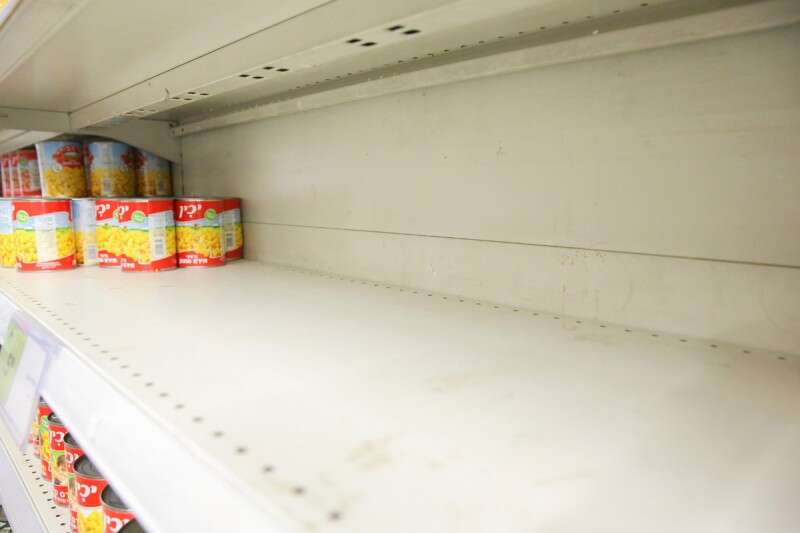 "מאז אישור ההסדר שבו מגה לא נאלצה להתמודד עם הצורך למלא את מדפיה בסחורות".מדפי מגה ריקים // צילום: יהושע יוסף