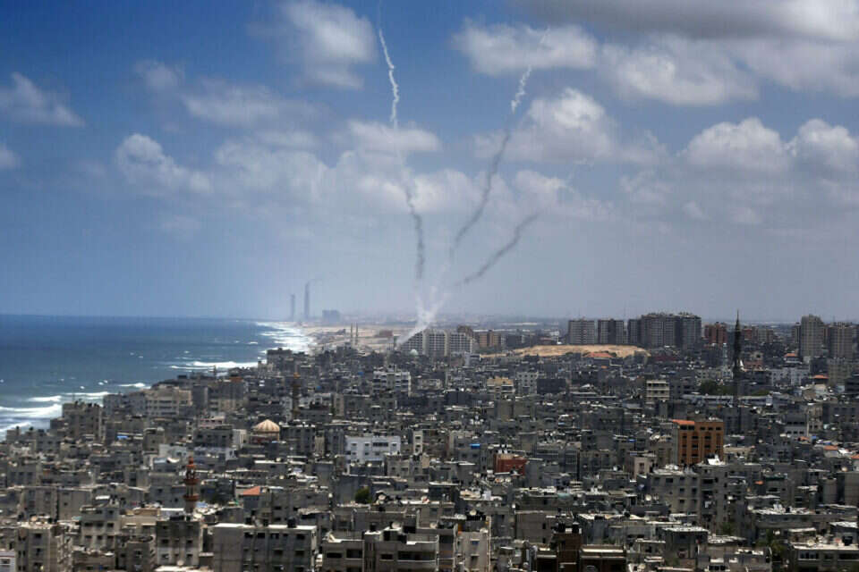 שובל עשן לאחר שיגור רקטות מעזה במהלך מבצע צוק איתן // צילום: אי.אף.פי // שובל עשן לאחר שיגור רקטות מעזה במהלך מבצע צוק איתן ,