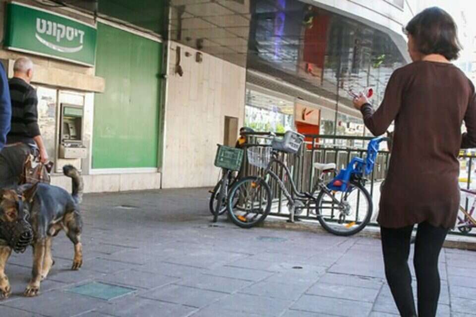 כלבים אחר המחבל הנמלט, היום בת"א // צילום: יהושע יוסף  // כלבים אחר המחבל הנמלט, היום בת"א , 
