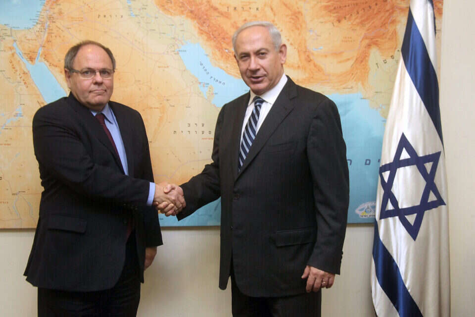 נתניהו עם דיין בהודעה על המינוי \ צילום ארכיון: גדעון מרקוביץ' // נתניהו עם דיין בהודעה על המינוי  , 