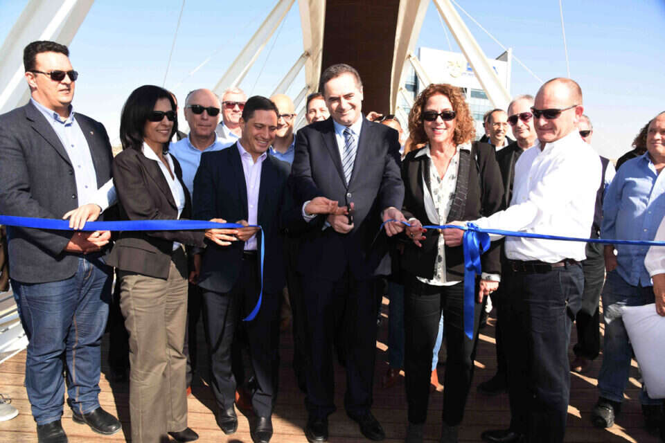כץ ודנילוביץ' (במרכז) בטקס חנוכת הגשר // צילום: דודו גרינשפן // כץ ודנילוביץ' (במרכז) בטקס חנוכת הגשר ,
