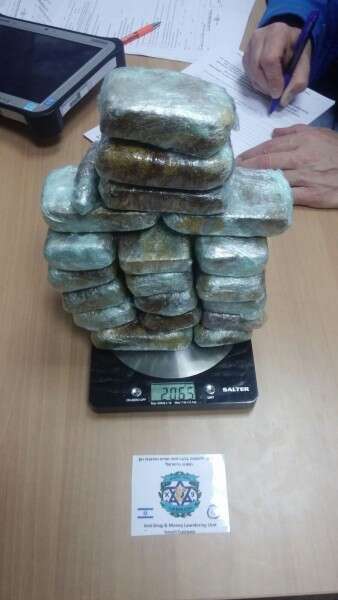 הצעיר הודה כי התכוון למכור את החשיש בישראל // צילום: מכס נתב"ג