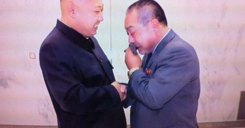 הזמנה אישית מהמנהיג העליון. פוז'ימוטו וקים ז'ונג און // צילום: טוויטר