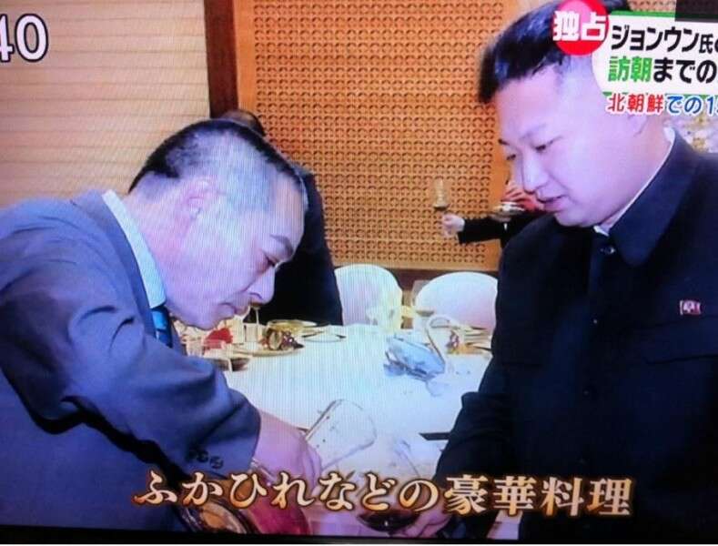 התחבקו והתנצלו. קים ז'ונג און ופוז'ימוטו // צילום: טוויטר