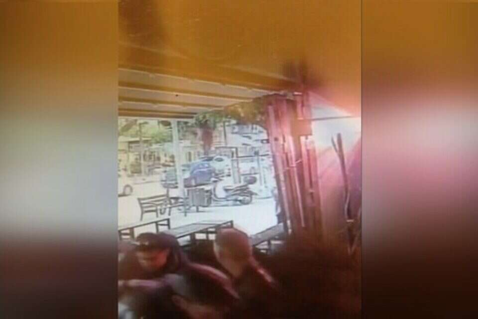 היורה מגיח לעבר הפאב ומתחיל לירות // מתוך מצלמת אבטחה // היורה מגיח לעבר הפאב ומתחיל לירות , 