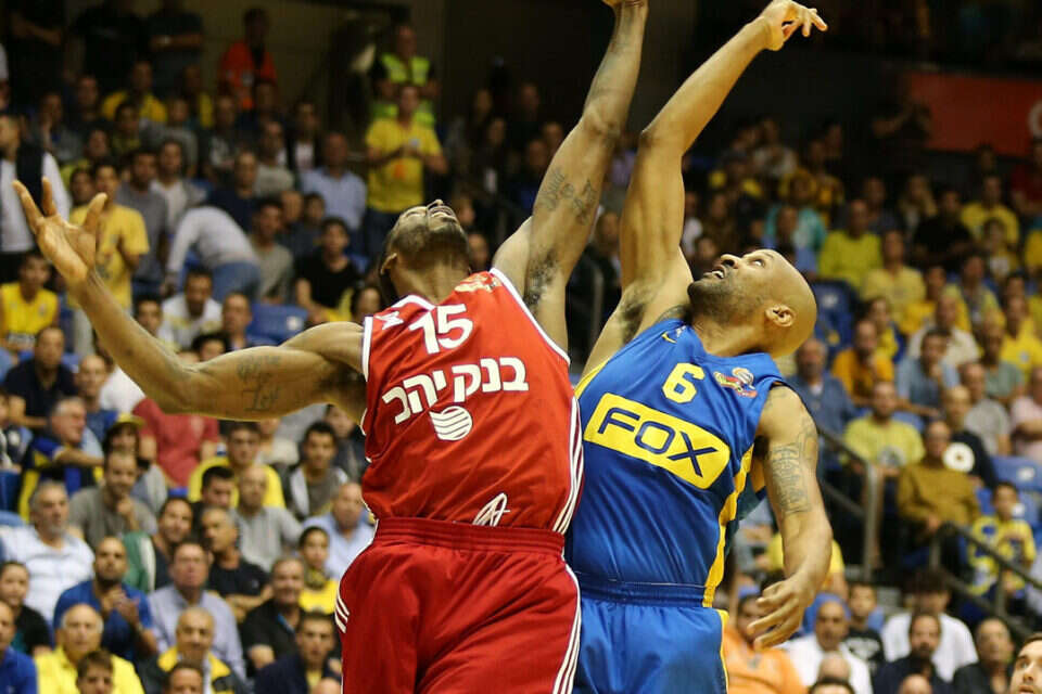 צילום: אלן שיבר // דווין סמית' מול דונטה סמית' במשחק הקודם. ניצחון ירושלמי יעניק לה את שובר השוויון , 