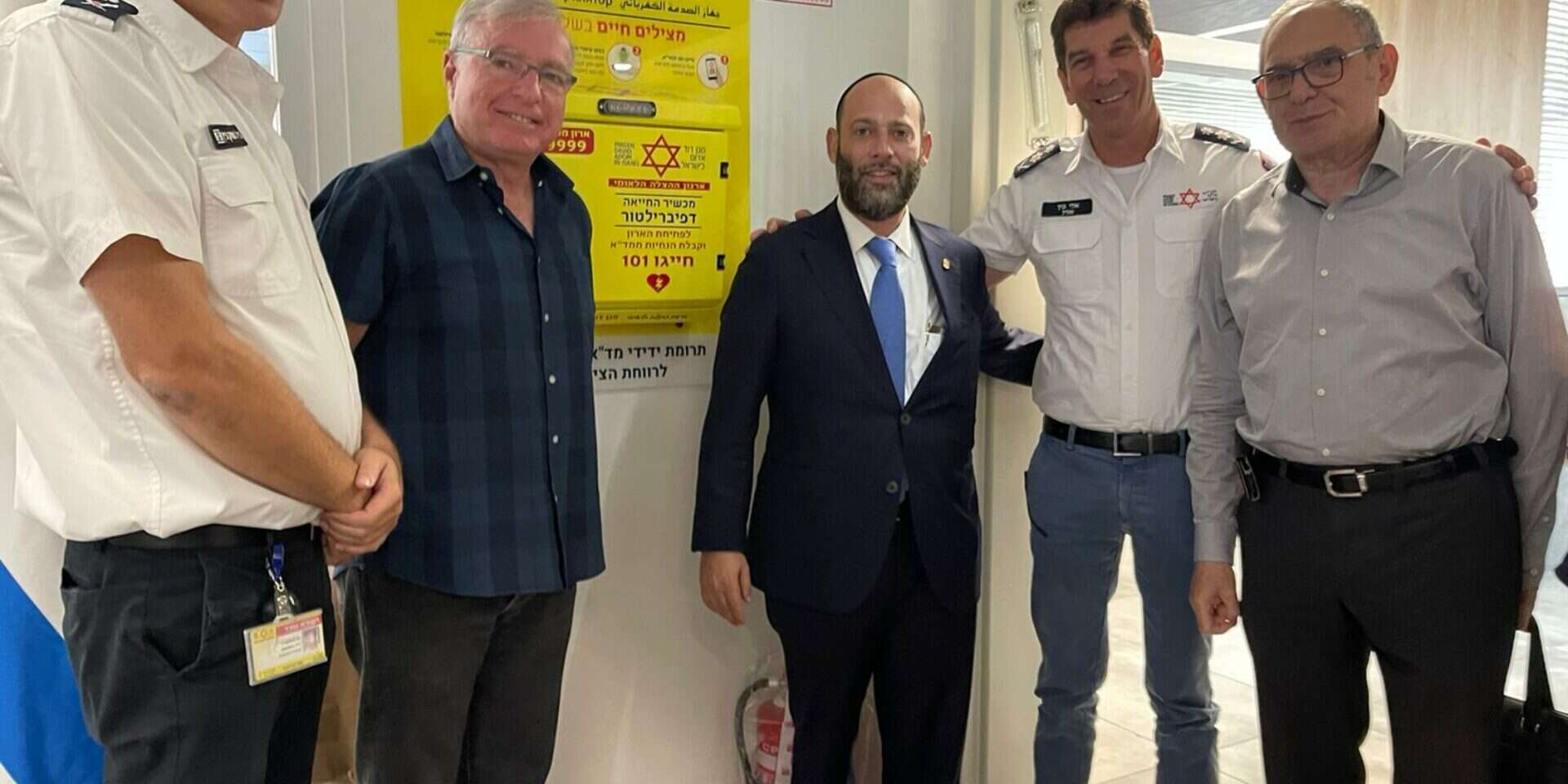 מימין לשמאל: נשיא למענכם פרופ׳ פרס, מנכ"ל מד״א אלי בין, יו״ר למענכם יוסי ערבליך, ד״ר גדי נוימן, גיל מושקוביץ סמנכ״ל מד״א , ללא קרדיט