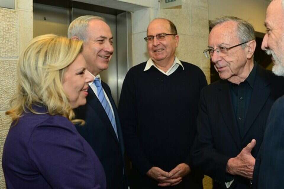 מימין: ארנס, יעלון, רה"מ ורעייתו // צילום: קובי גדעון; לע"מ // מימין: ארנס, יעלון, רה"מ ורעייתו ,