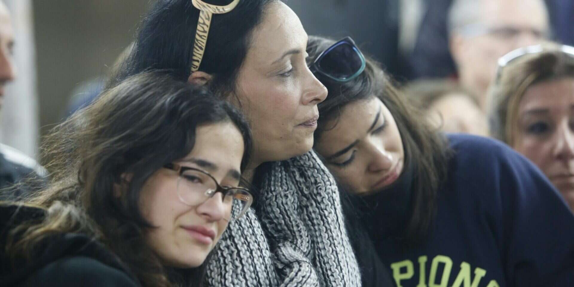 אשתו ובנותיו של עופר בן ארי ז"ל בהלוויתו // צילום: אורן בן חקון // אשתו ובנותיו של עופר בן ארי ז"ל בהלוויתו  , 